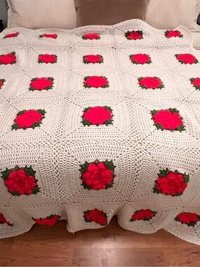VTG Handmade Crochet Oversized Throw 3D Red Roses Granny Square Afghan 
72”x60”